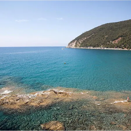 2 Bedroom Beautiful Apartment In Moneglia Appartamento *