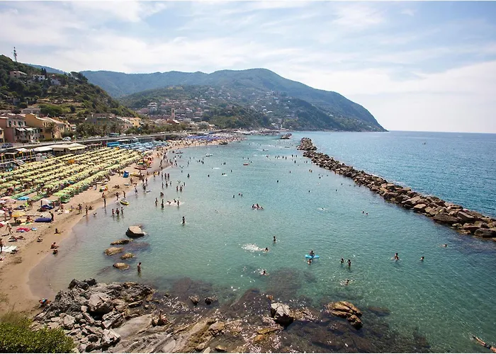 2 Bedroom Awesome In Lägenhet Moneglia